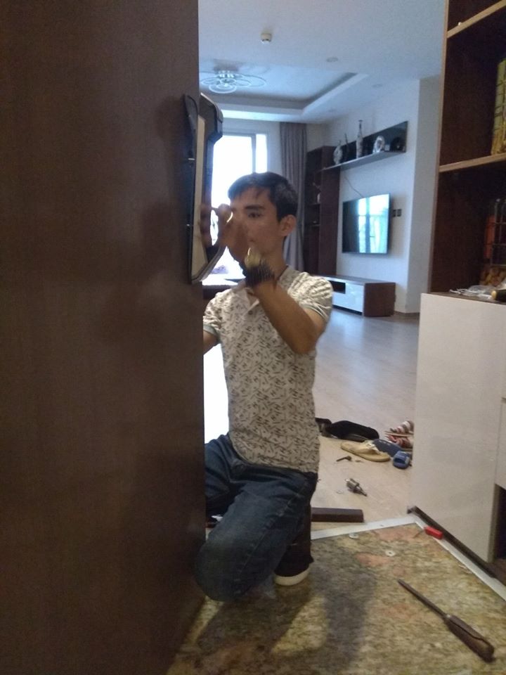 Lắp đặt khóa cửa tại Long Biên