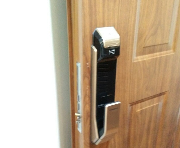 Lắp khóa Samsung SHS-P718 cho cửa gỗ tại Q.3