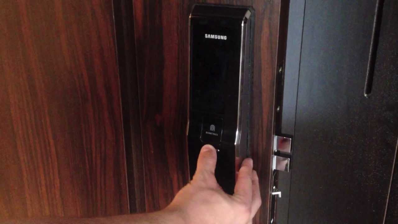 Trường hợp lắp khóa Samsung cho cửa gỗ tự nhiên