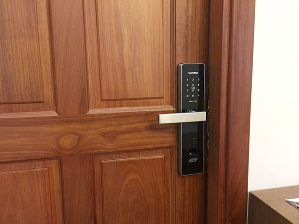 Chọn khóa cửa điện tử cho cửa gỗ phù hợp